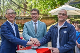 HAVAG-Vorstand Vinzenz Schwarz, Halles Oberbürgermeister Dr. Alexander Vogt und Sebastian Hoffmann, Vorsitzender der Parkeisenbahnfreunde Halle/Saale e. V. drücken den Buzzer.