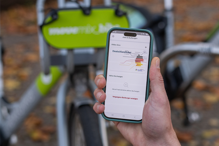Bild zeigt Handy und die Buchung des Deutschlandtickets über movemix.
