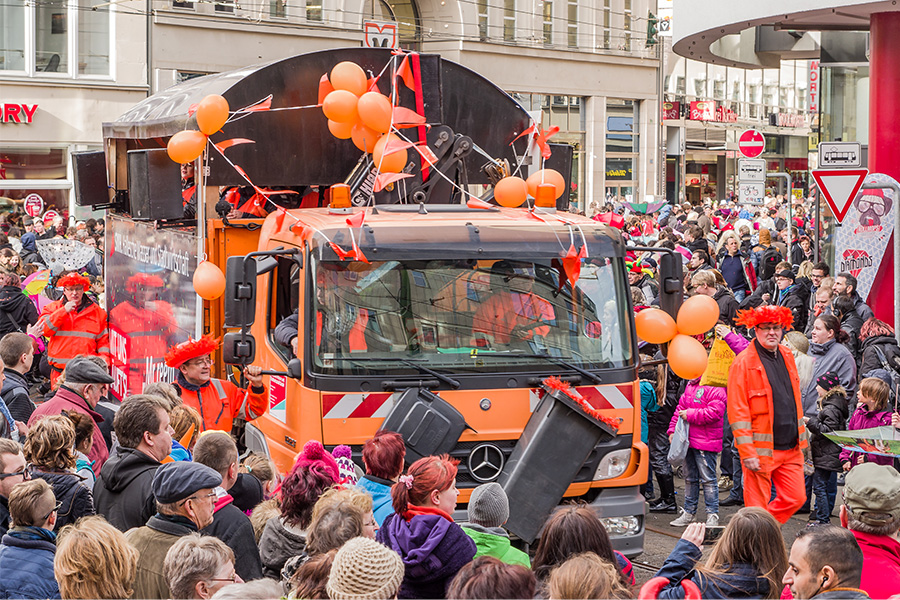 Mitarbeiter und Fahrzeug der HWS am Ende des Umzugs.