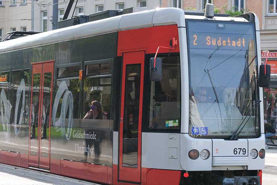 Eine Straßenbahn der Linie 2 im Stadtgebiet