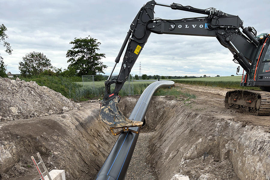 Eine neue Trinkwasserleitung wird eingezogen.