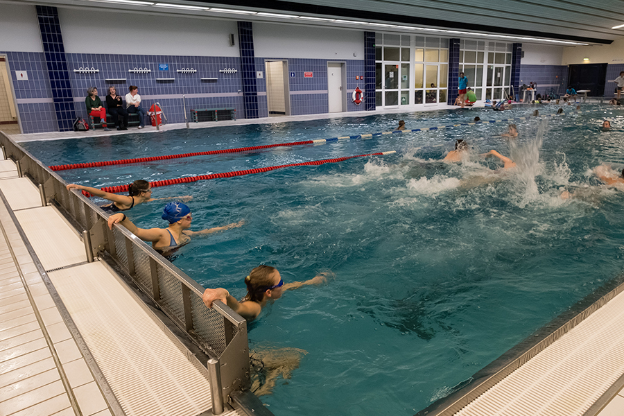 Kinder in der Saline beim Schwimmkurs