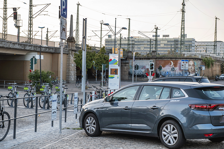 Foto vom Hauptbahnhof, links sind Fahrräder und rechts ein Auto zu sehen.