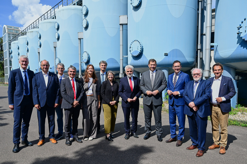 Eine Gruppe Menschen vor dem alten Wasserwerk in Beesen. 