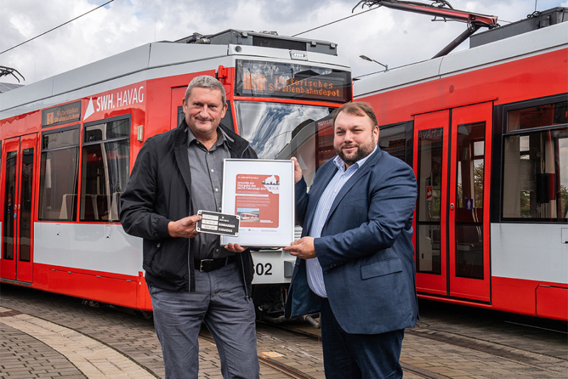 Die feierliche Übergabe der Bahn inklusive Urkunde.