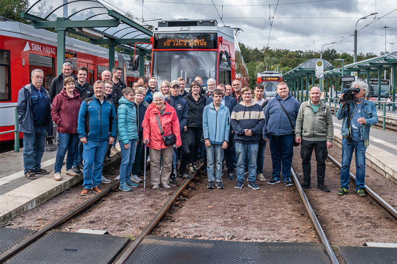 Die Teilnehmerinnen und Teilnehmer der Jubiläumsfahrt vor dem zweiten MGT6-Serienwagen Nr. 602. 