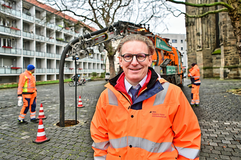 HWS-Geschäftsführer Peter Günther steht vor dem Spülfahrzeug.