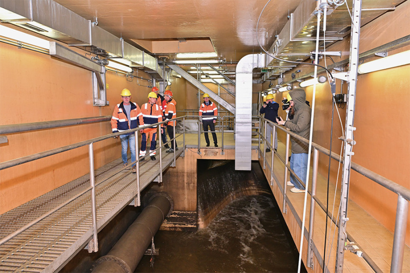 Mitarbeiter im Abwasserkanal.