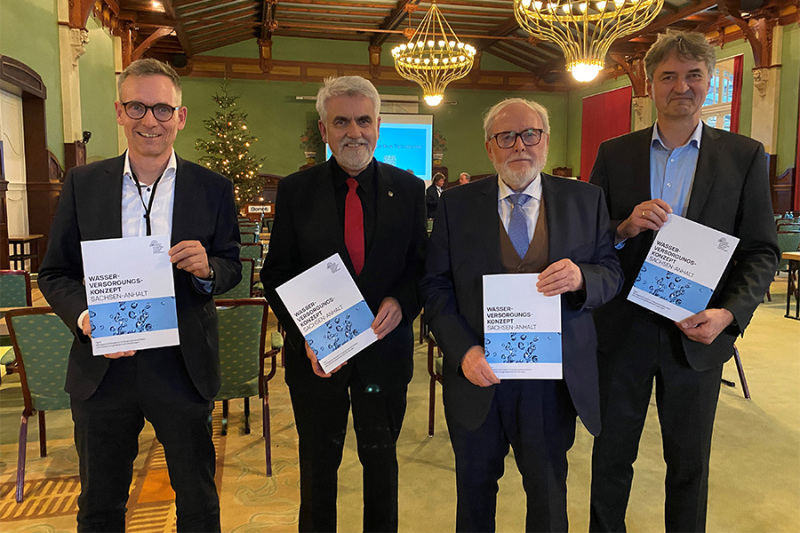 Dr. Ulrich Meyer, Technischer Geschäftsführer Leipziger Wasserwerke, Prof. Dr. Armin Willingmann, Minister für Wissenschaft, Energie, Klimaschutz und Umwelt, Jörg Schulze, Leiter Kompetenzzentrum Wasserwirtschaft und Matthias Lux, Präsidiumsmitglied BDEW Landesgruppe Mitteldeutschland (v. l. n. r.) halten das Wasserversorgungskonzept in den Händen