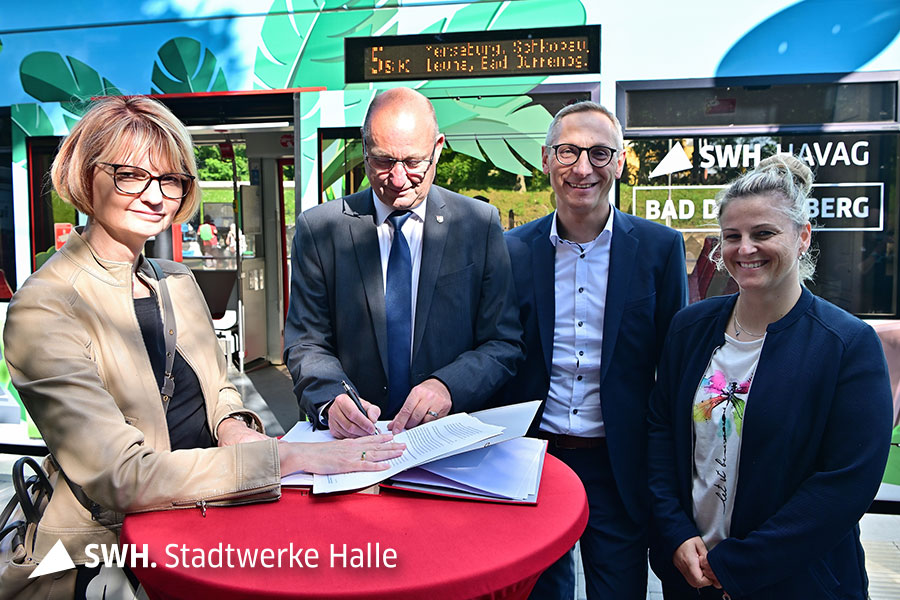 Landkreis Saalekreis und HAVAG unterzeichnen Dienstleistungsauftrag für Linie 5 SK
