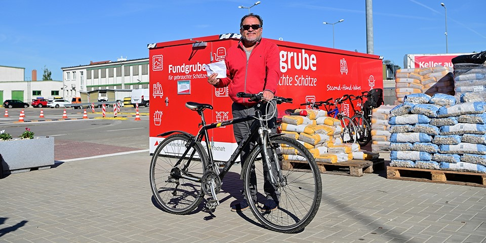 Kunde mit seinem neuen Fahrrad.