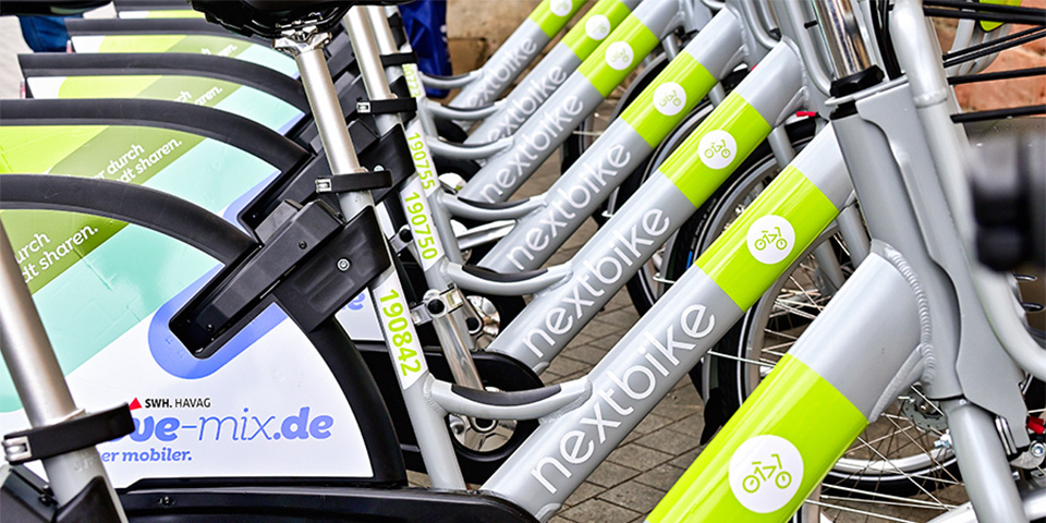 Mehrere movemix_bikes stehen nebeneinander aufgereiht.