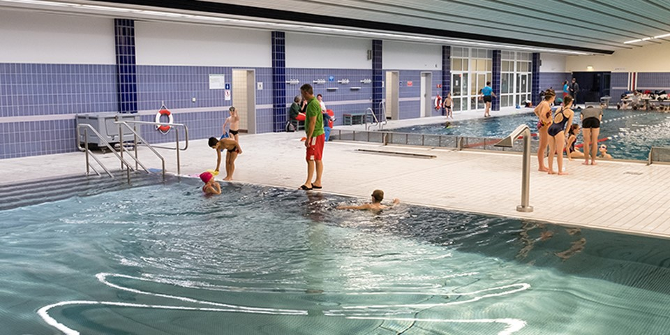 Kinder in der Saline beim Schwimmkurs.