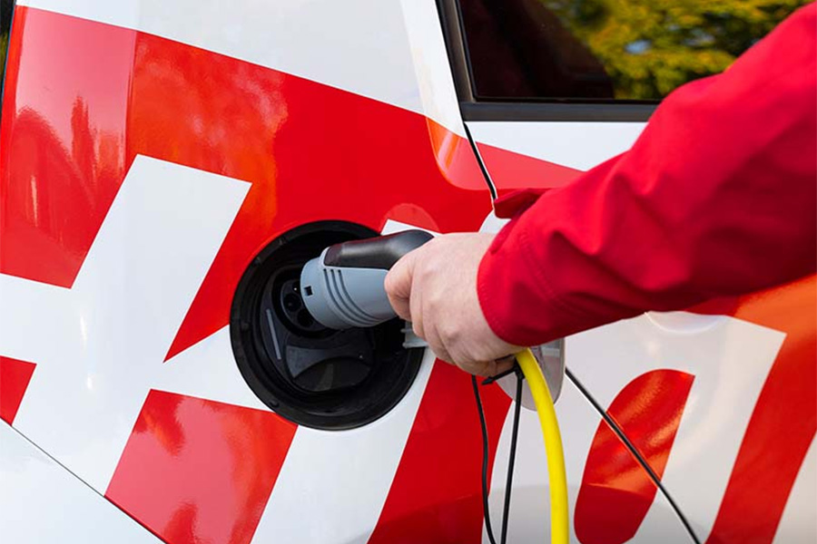 Auto wird an Strom angeschlossen.