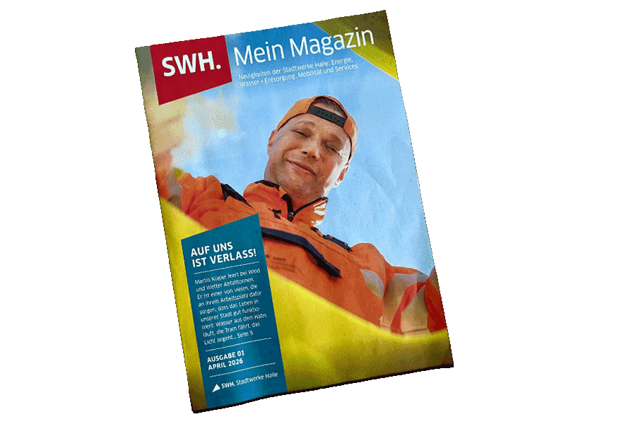 Titelseite eines Kundenmagazins mit einem lächelnden Mann in orangefarbener Arbeitskleidung und Kappe vor blauem Himmel.