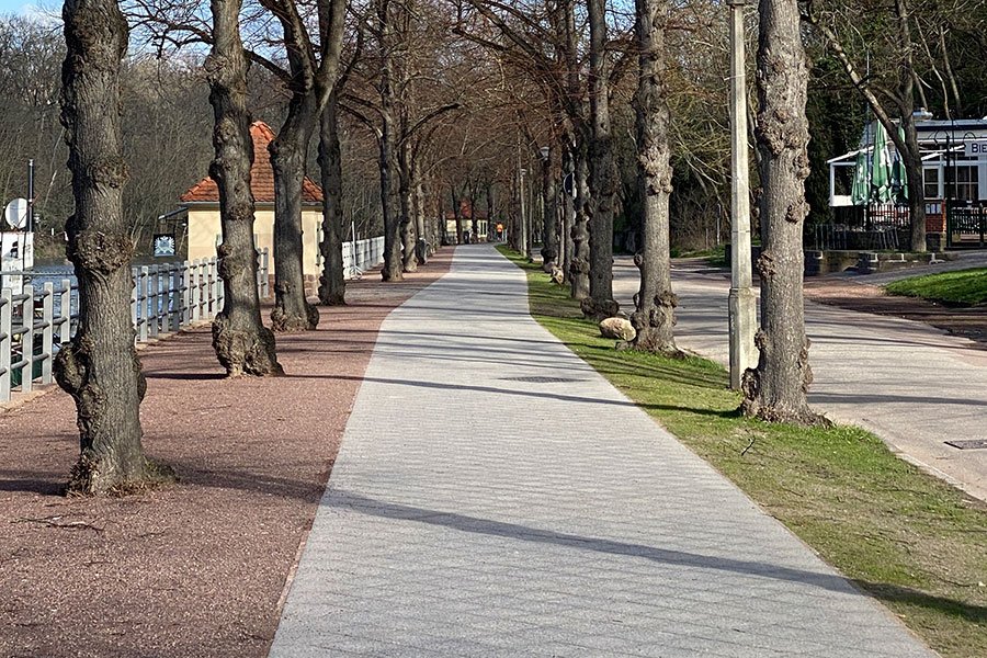 Sanierter Gehweg.