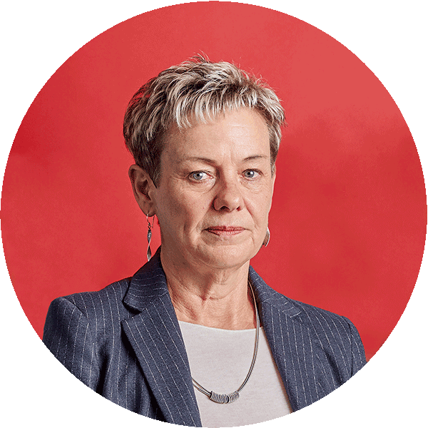 Dame mit kurzem Haar, gestreiftem Blazer, weißem Oberteil und Kette vor rotem Hintergrund
