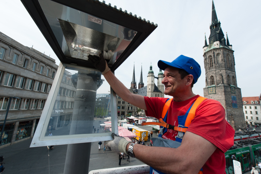 Ein Mitarbeiter der SHS Energiedienste GmbH wechselt eine Leuchte.