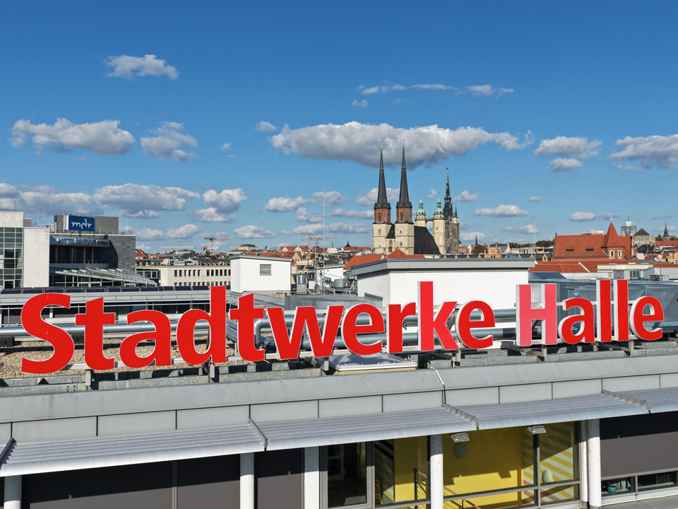 Luftaufnahme des Stadtwerke-Daches mit Logo