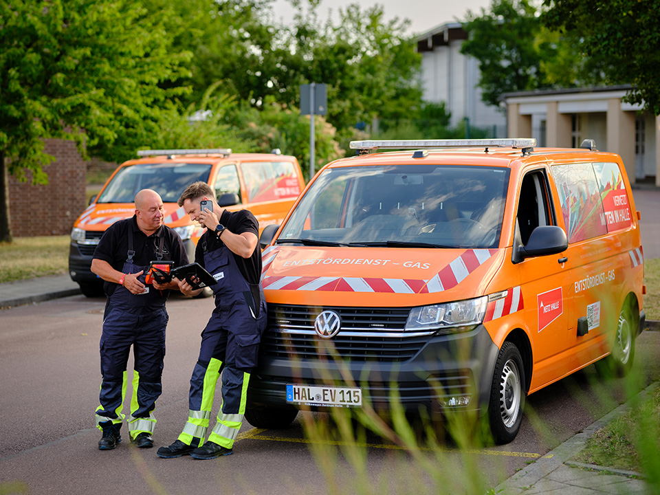 Zwei Mitarbeiter des Gas-Entstördienstes schauen auf ein Tablet.