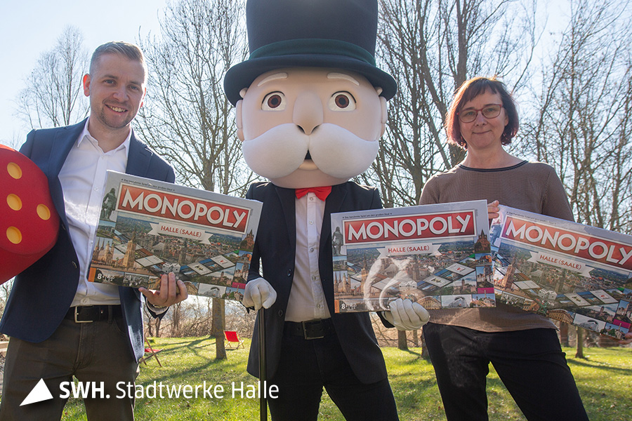 Antje Prochnow, Leiterin Unternehmenskommunikation der Stadtwerke Halle, nimmt das neue Monopoly Halle entgegen.