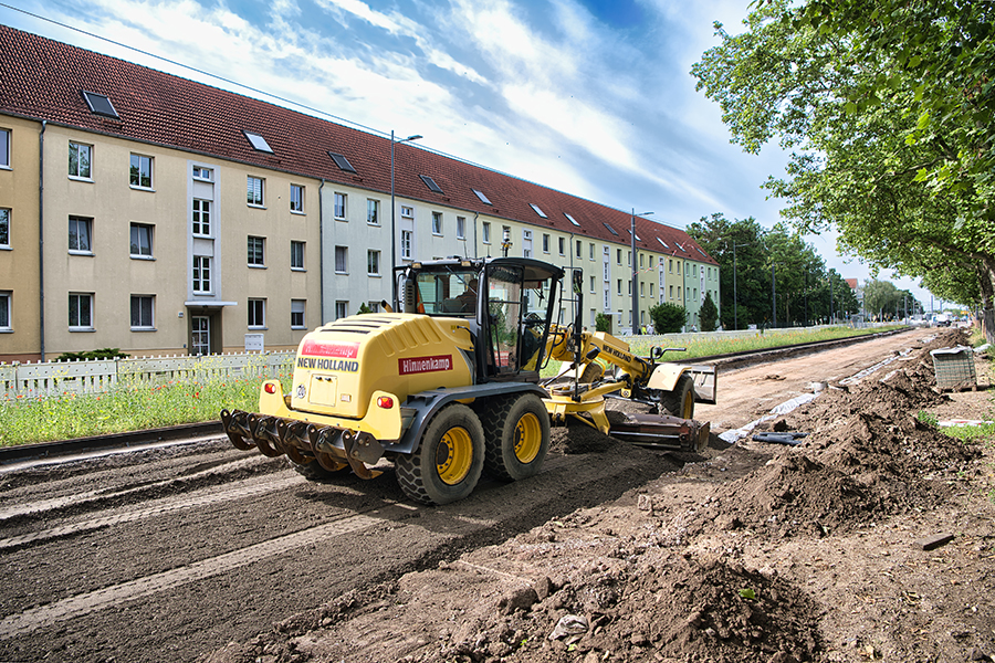 Ein Bagger auf einer Straße.