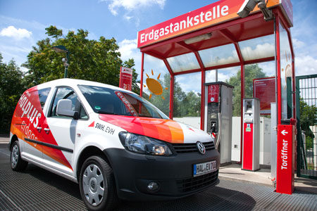 Ein Auto vor einer Erdgastankstelle