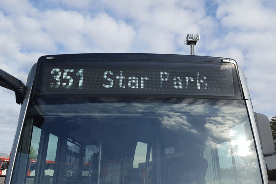 Die Nahaufnahme der Front eines Busses mit der Zielanzeige 351 Star Park.