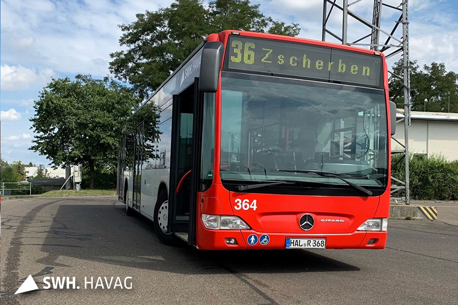 Roter Bus mit der Liniennummer 36 mit dem Ziel Zscherben
