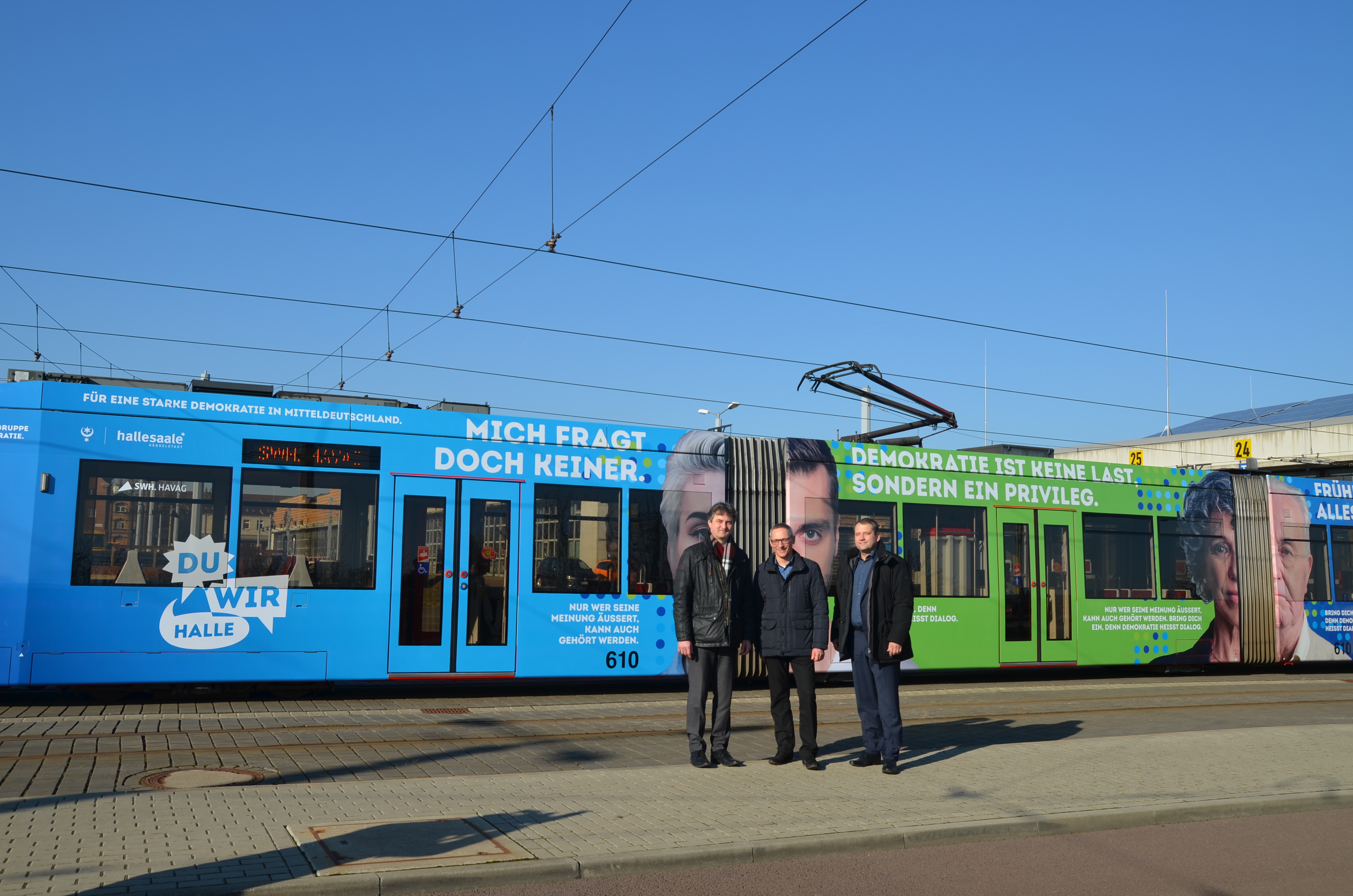 Die Demokratiestraßenbahn mit den Geschäftsführern der Stadtwerke Halle, Matthias Lux und René Walther, sowie dem Vorstand der HAVAG, Vinzenz Schwarz.