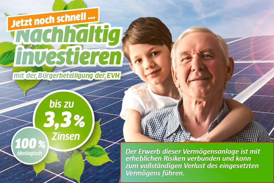 Vater und Kind stehen vor einer Solaranlage.