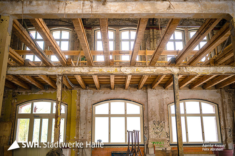 Das Foto zeigt das Peißnitzhaus von innen. eine offene Decke, in die Jahre gekommene Wände stehen im Mittelpunkt des Bildes.