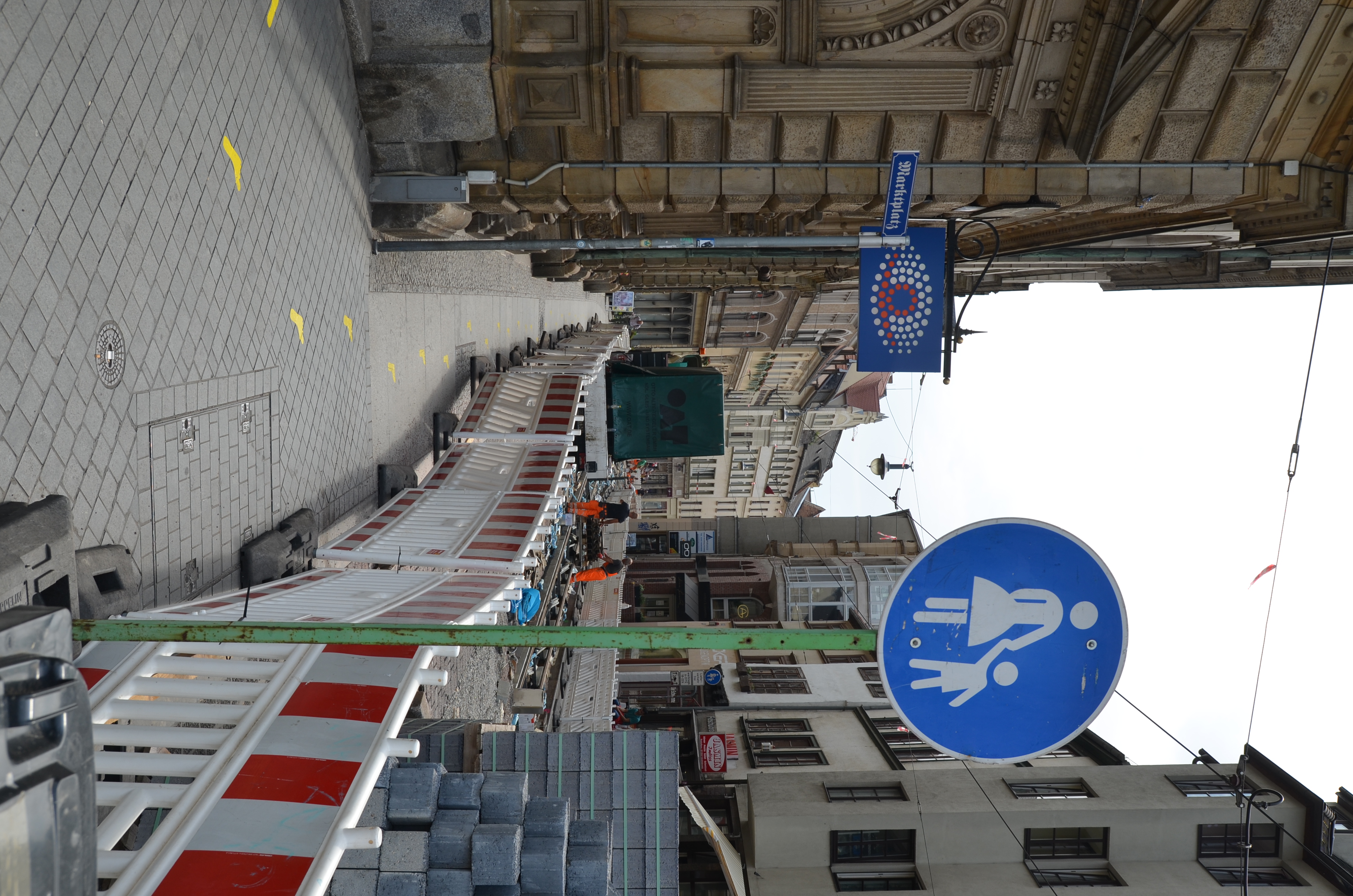 Das Foto im Hochformat zeigt die Schmeerstraße in Halle, auf der im Moment die Gleise erneuert sind. Lediglich für Fußgänger*innen ist die Straße freigegeben, was ein großes Fußgängerschild im Vordergrund anzeigt.