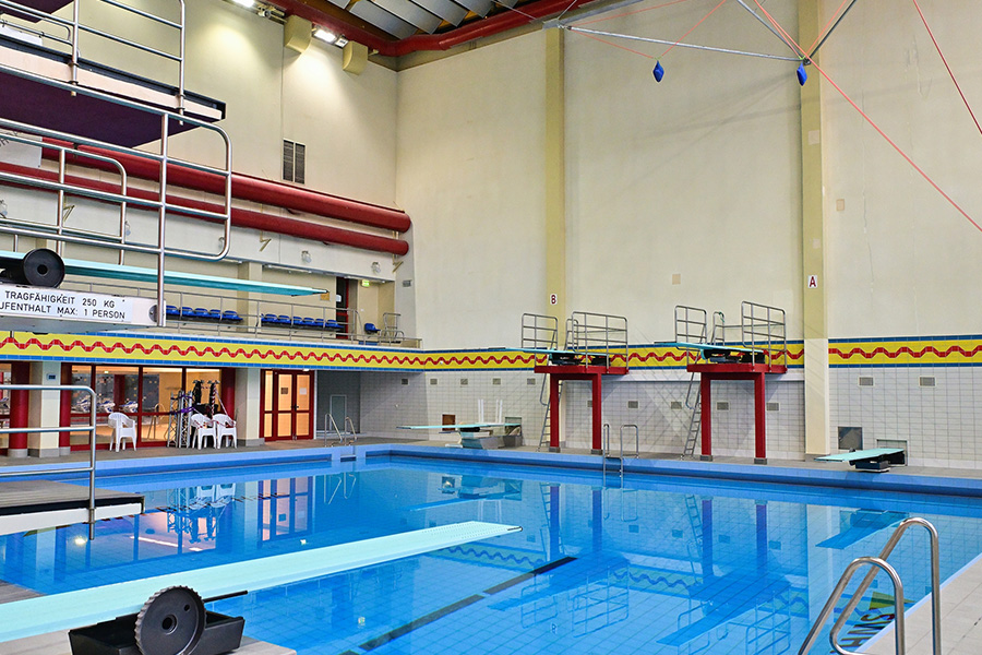Sprungbett-Anlage mit Longe in der Schwimmhalle Neustadt mit Wasserbecken.