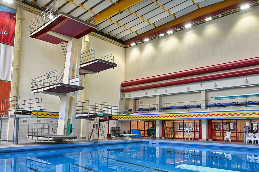 Sprungturm-Anlage in der Schwimmhalle Neustadt mit Wasserbecken.