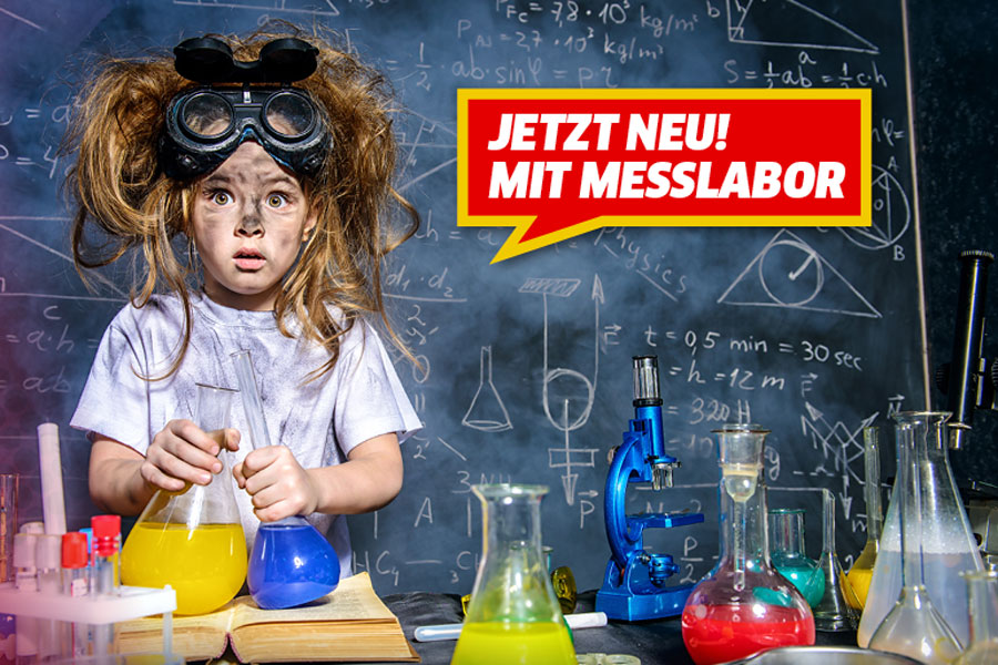 Eine kleine Forscherin experimentiert im Messlabor.