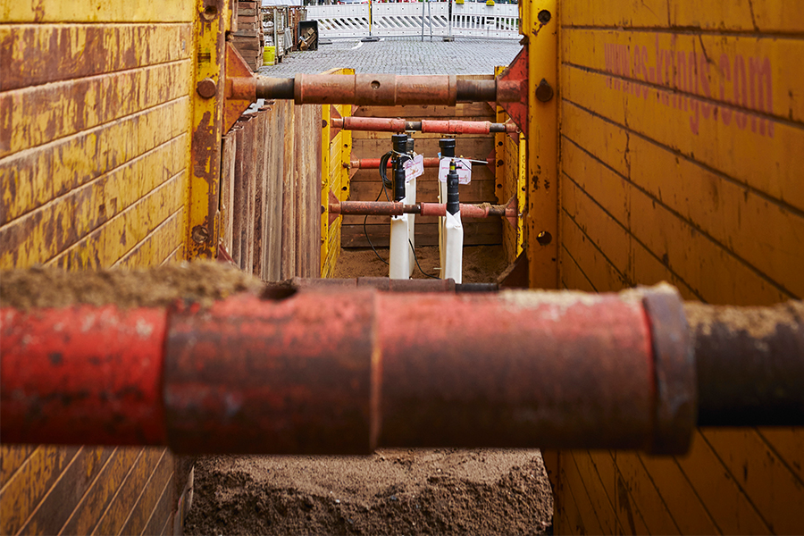 Fernwärmerohr in einer Baustelle