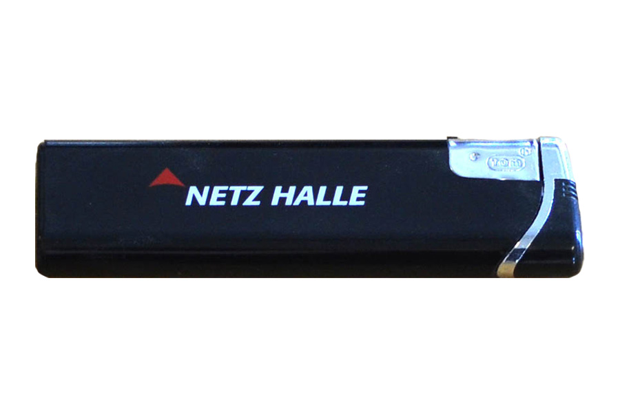 Hier ist ein schwarzes Feuerzeug mit silbernen Details und der Aufschrift "Netz Halle" abgebildet"