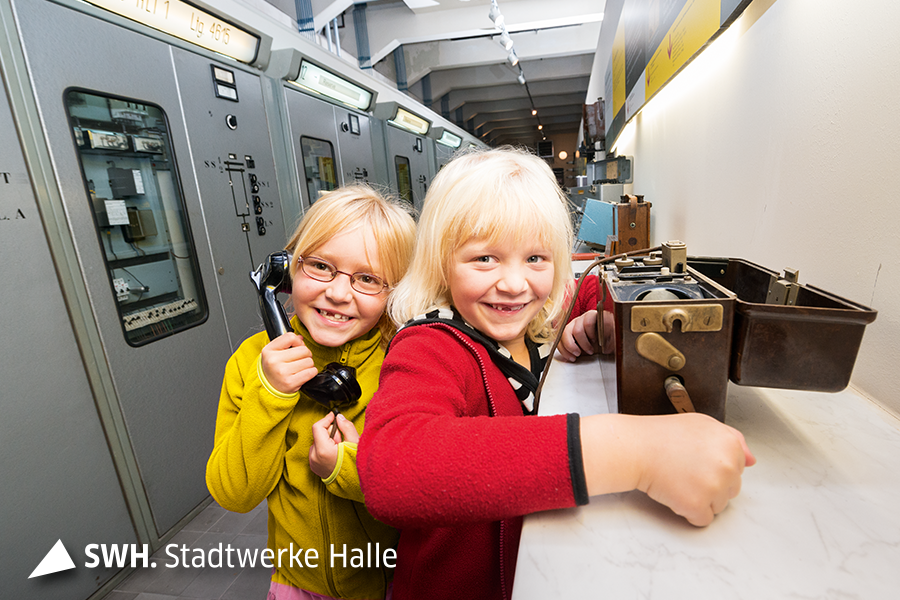 Zwei Schülerinnen erkunden das Historische Technikzentrum der Stadtwerke Halle-Gruppe.