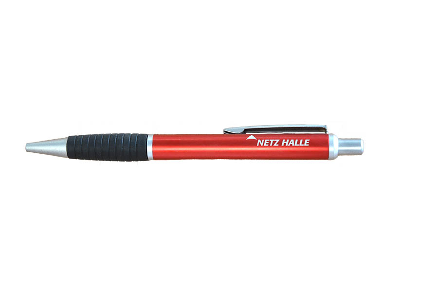 Hier ist ein roter Kugelschreiber mit der silbernen Gravur "Netz Halle" abgebildet.