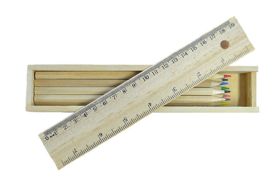 Das Foto zeigt eine Holzbox mit mehreren Buntstiften darin. Der Deckel der Box liegt schräg darüber und kann durch seinen Aufdruck als Lineal benutzt werden.