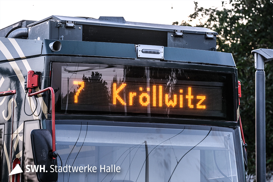 Eine Nahaufnahme der Zielanzeige einer dunklen HAVAG-Straßenbahn. Die Zielanzeige lautet "7 Kröllwitz".