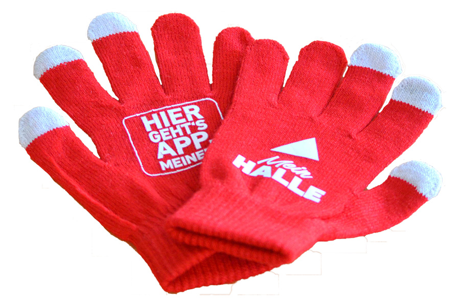 Das Foto zeigt zwei rote Handschuhe mit drei weißen Fingerkuppen und der Aufschrift "Mein HALLE"