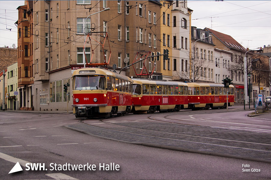 Der historische Tatra-Zug von 1971 mit dem Triebwagen 901 als Linie 5 nach Bad Dürrenberg.
