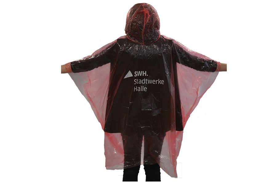 Das Foto zeigt eine Person von hinten, die einen rot-transparenten Regenponcho mit der weißen Aufschrift "SWH. Stadtwerke Halle" trägt.