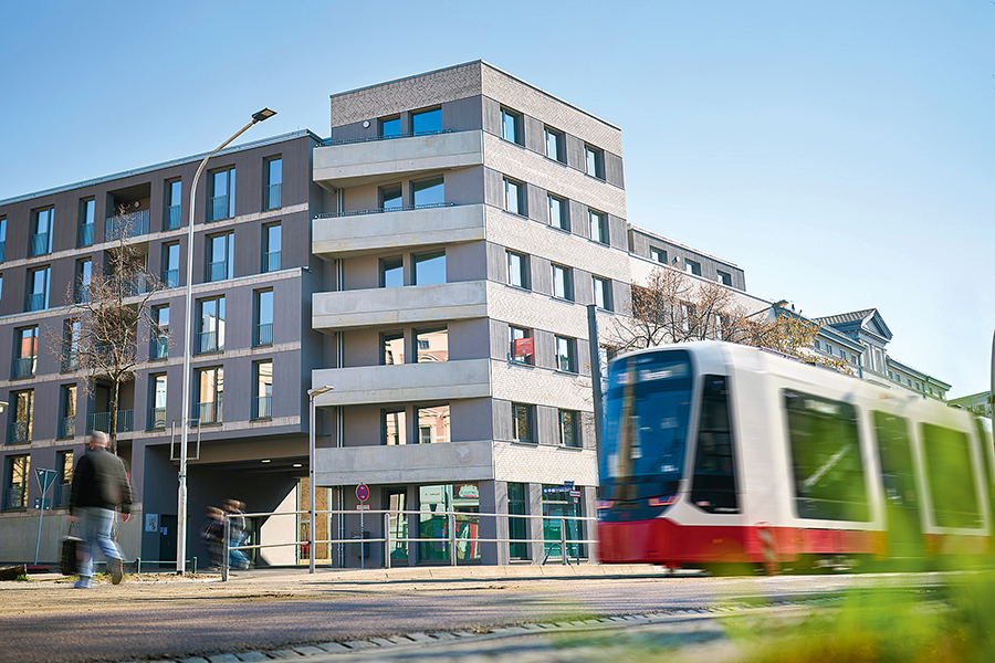 Im Hintergrund Gebäude Bürgerservice "Am Reileck" davor fahrenden Straßenbahn