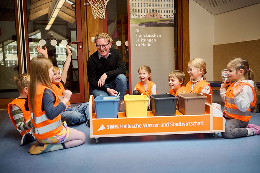 Kinder einer Kita freuen sich über das neue Mülltrennspiel