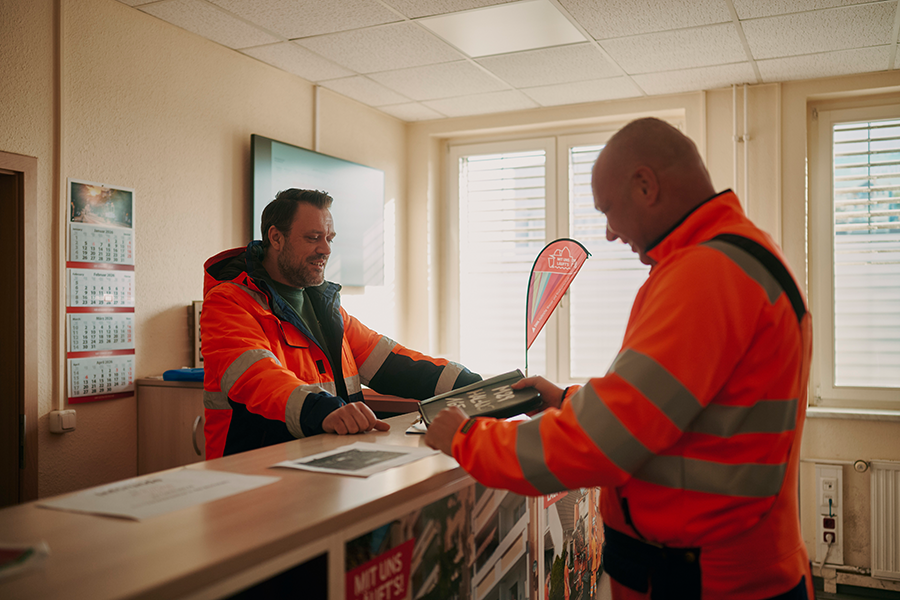 Zwei HWS Mitarbeiter besprechen sich im Einsatzleiter-Büro