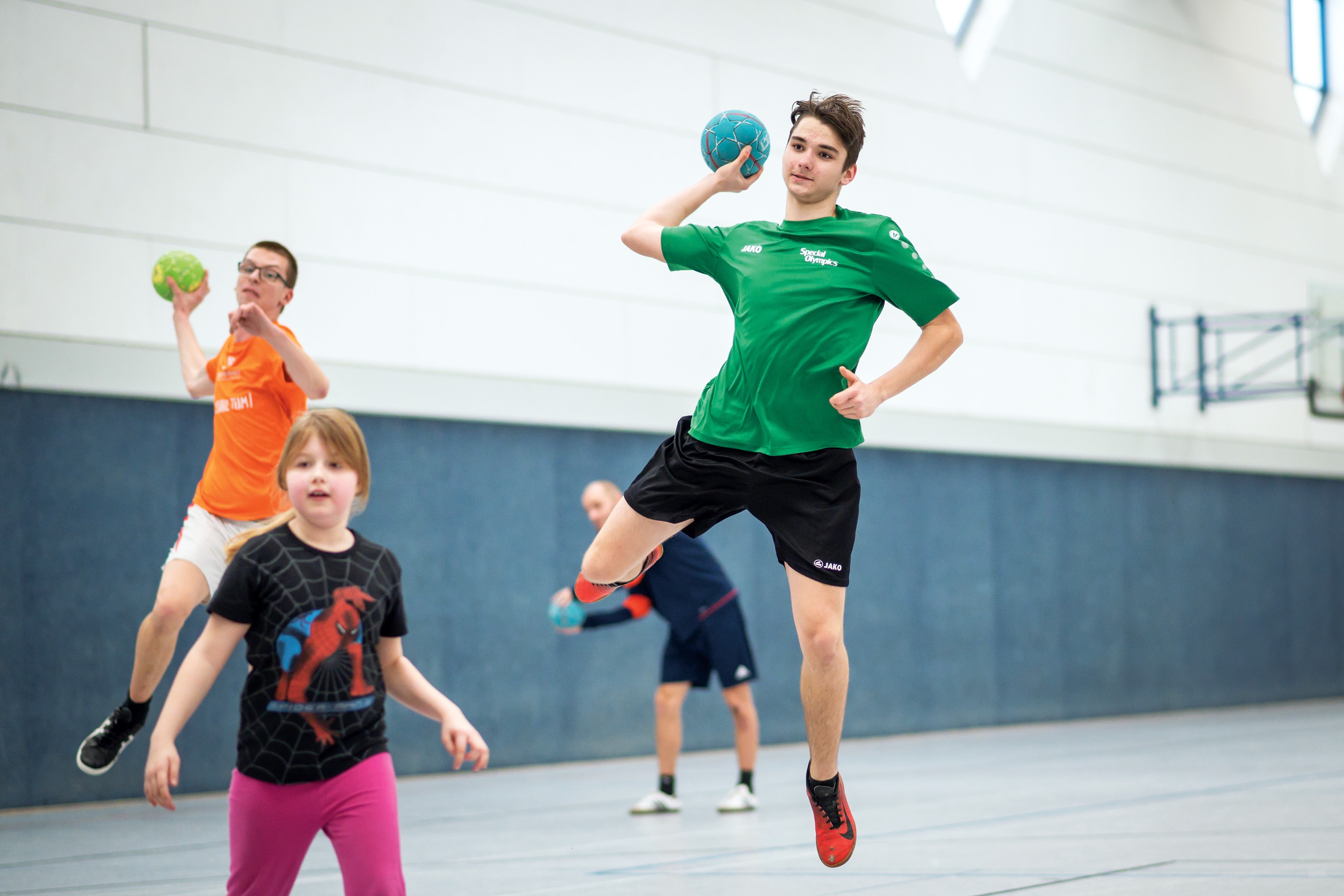 Schüler spielen Handball.