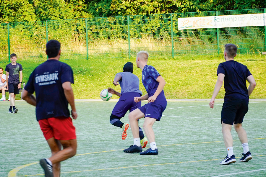 Azubis spielen gegeneinander Fußball